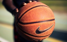 江苏体彩网：狄龙-布鲁克斯步入巅峰期，Ins晒合影庆生，感恩友情助力篮球旅程